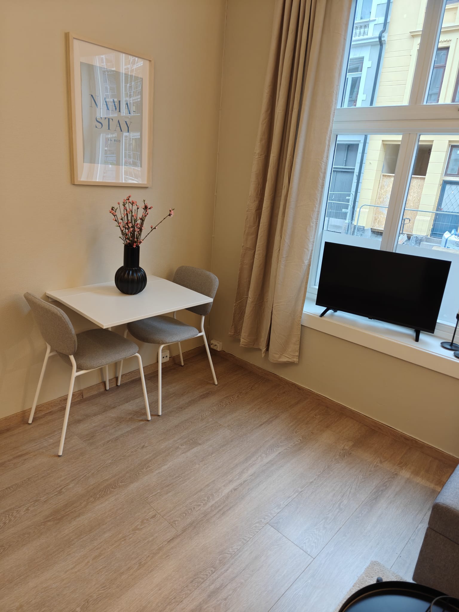 Koselig spiseplass, bordet kan klappes ned for bedre romutnyttelse